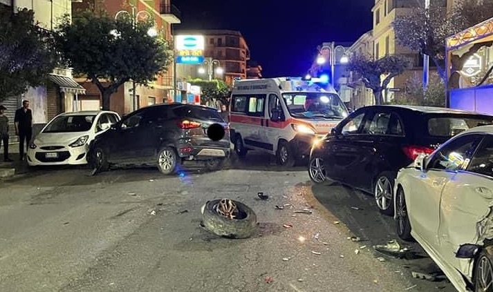 Incidente in pieno centro a Locri, danneggiate diverse auto in sosta