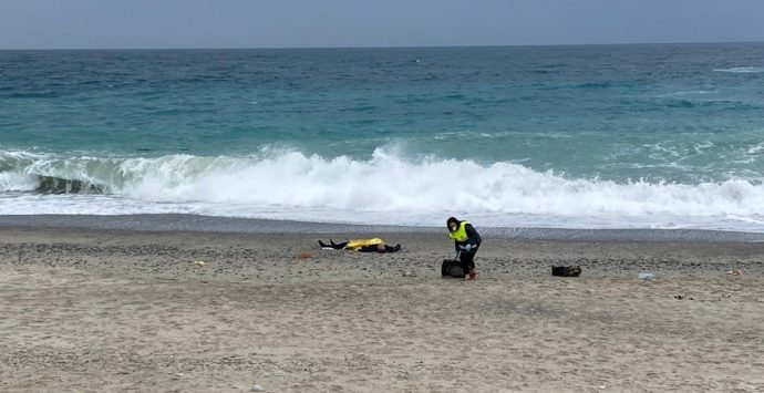 Tragico sbarco di migranti a Siderno, due morti e si temono dispersi