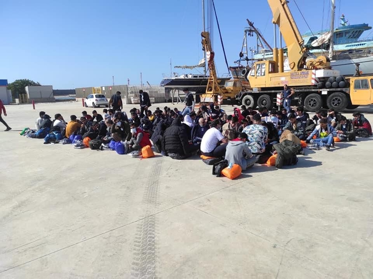 Roccella Ionica, nuovo sbarco di migranti: salvati 85 profughi