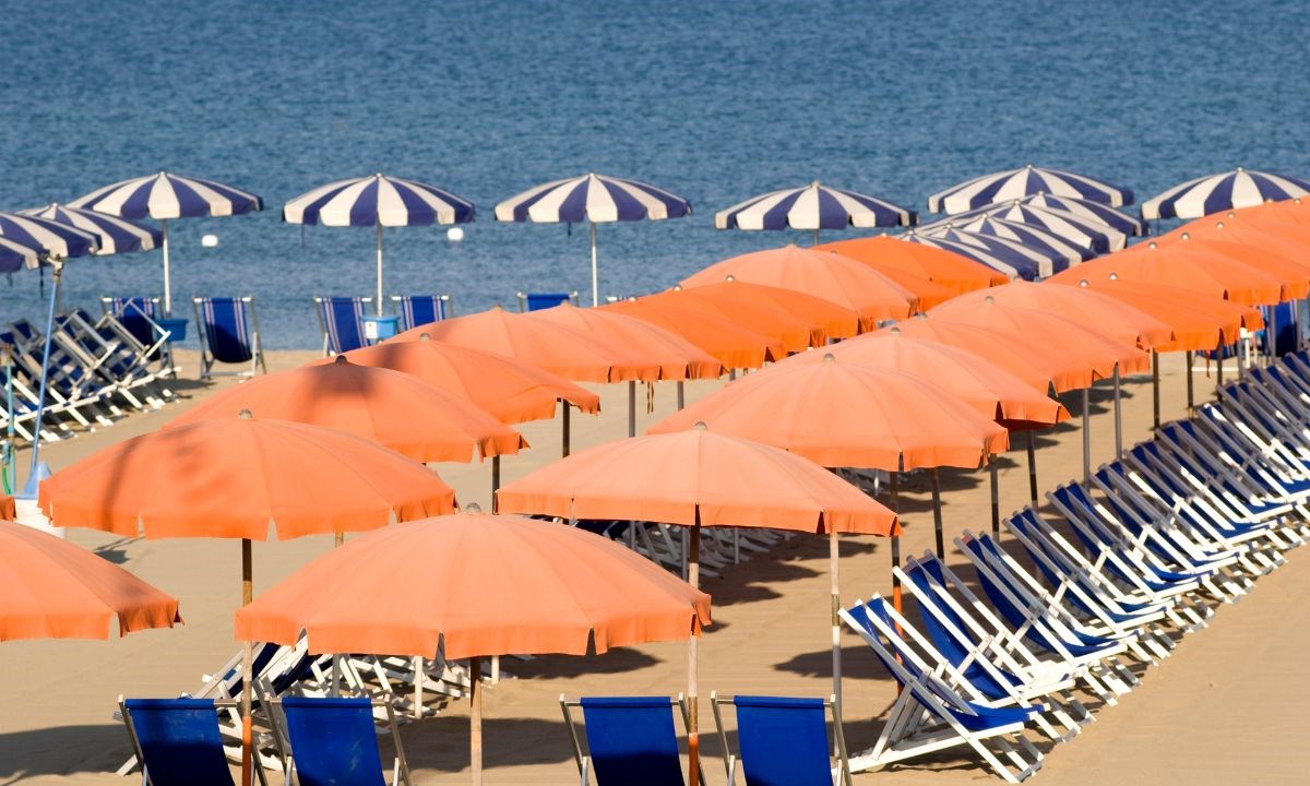 Turismo, l’indagine di Federconsumatori in Calabria su costi ombrelloni: accessibili nel Reggino e cari a Tropea