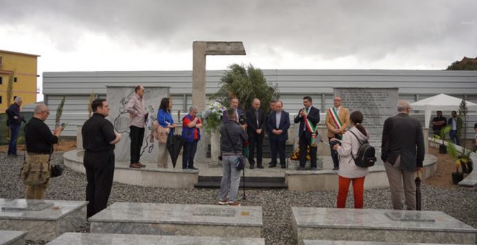 A Reggio Calabria il cimitero per le vittime del mare, già sepolti 45 migranti morti nel Mediterraneo – VIDEO