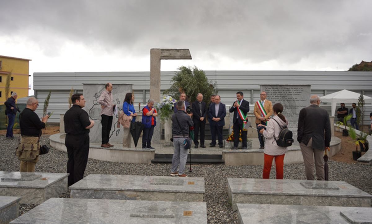 A Reggio Calabria il cimitero per le vittime del mare, già sepolti 45 migranti morti nel Mediterraneo