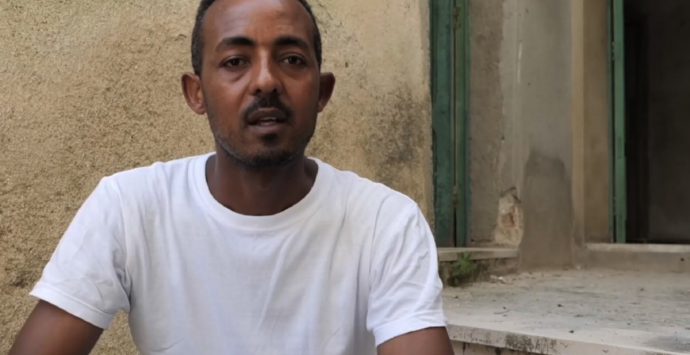 Una casa per Filmon, il migrante arrivato dall’Eritrea che sogna una nuova vita nella Locride