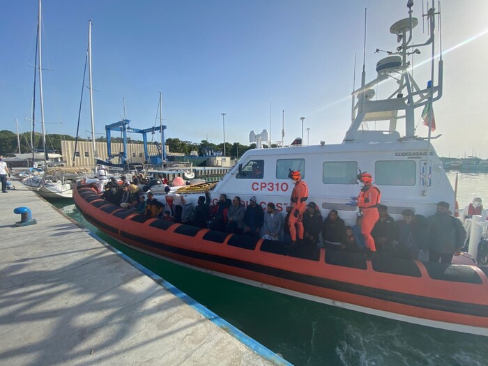 Locride, gli sbarchi non si fermano: soccorsi altri 66 migranti