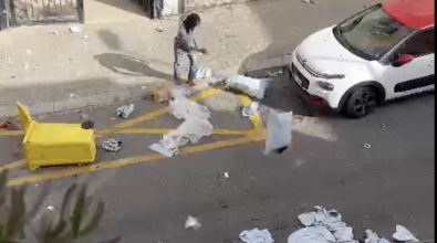 Reggio, caos davanti agli uffici comunali: uomo butta rifiuti in strada – VIDEO