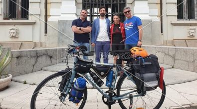 In bici per raccogliere fondi a favore della nave ResQ, la cooperante Vincenza Lofino ha fatto tappa a Palmi