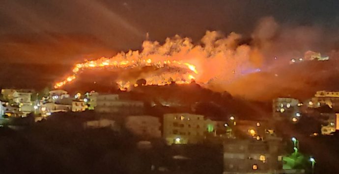 Incendi a Reggio, brucia la collina sopra Ravagnese