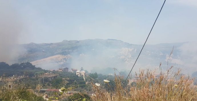 Provincia reggina in fiamme, 10 incendi attivi su tutto il territorio | LIVE