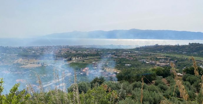 Incendi, bruciano le colline di Reggio: roghi da Arghillà a Gallina