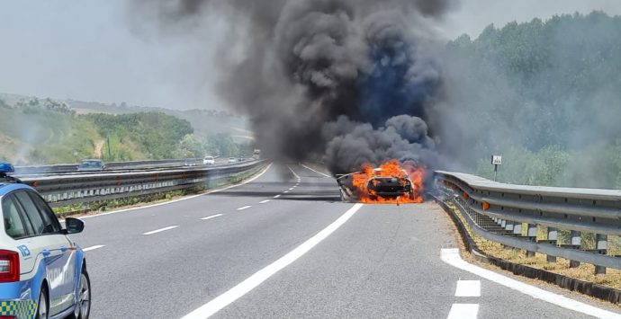 Auto in fiamme tra Mileto e Soriano, disagi lungo l’A2