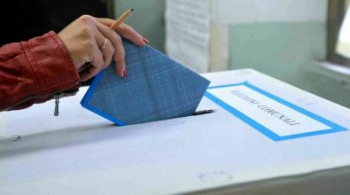 Elezioni in Calabria, si vota in 74 comuni: seggi aperti fino alle 23. Affluenza al 56,2% nel reggino