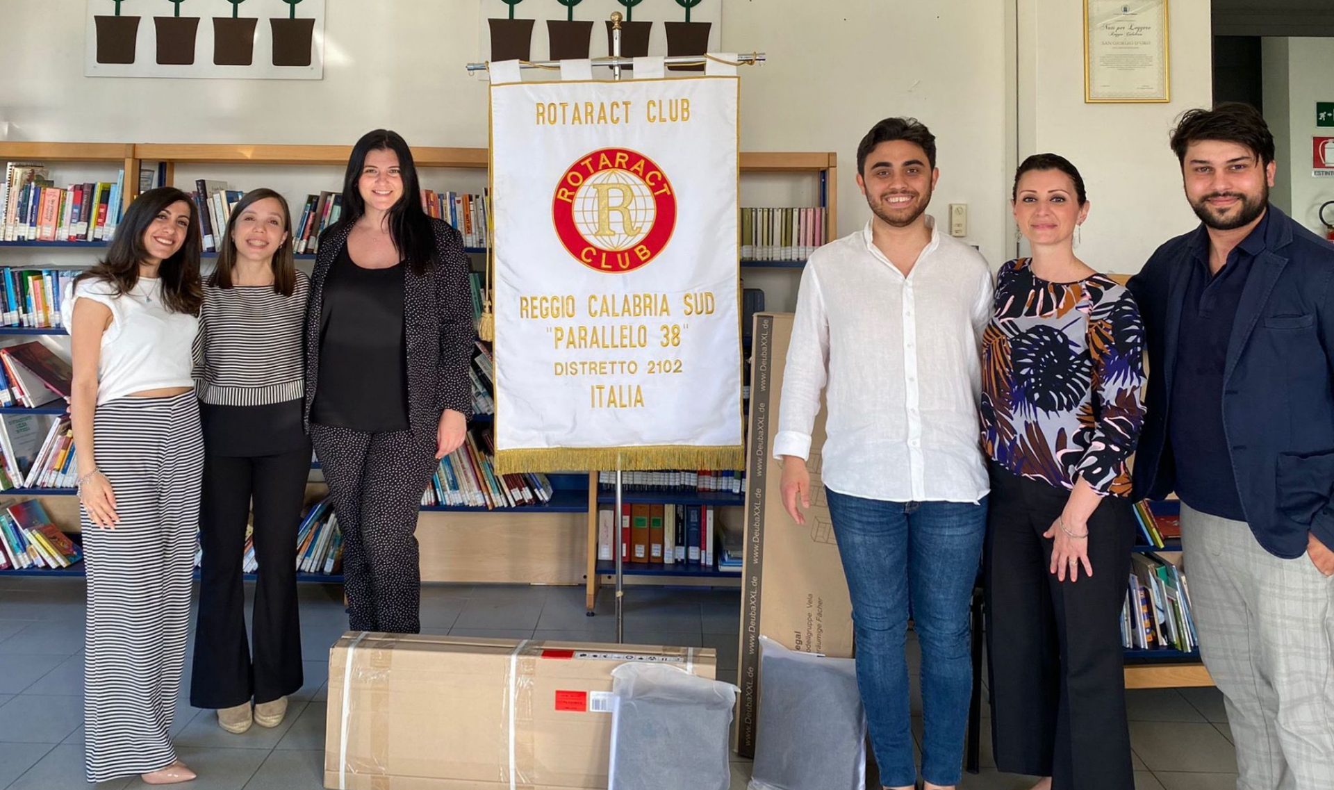 Reggio, il Rotaract club dona scaffalature e poltrone alla Biblioteca