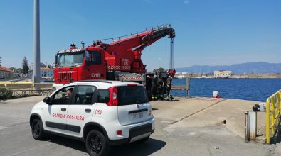 Cade con l’auto nelle acque del porto di Reggio Calabria, salvato 62enne