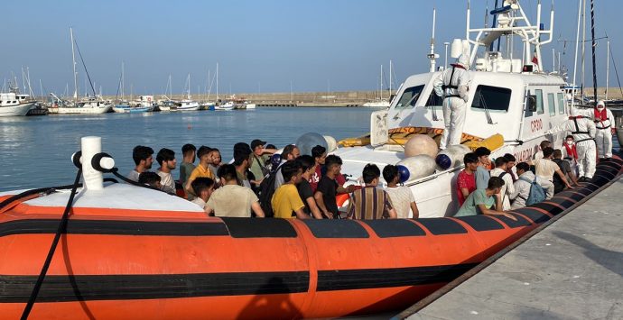 Migranti, nuovo sbarco a Roccella Jonica: soccorse 141 persone