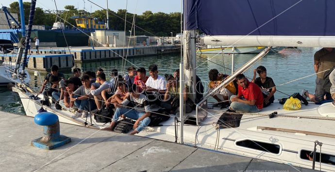 Alla guida di una veliero di migranti sbarcati a Roccella, chiesti 10 anni di carcere per due scafisti