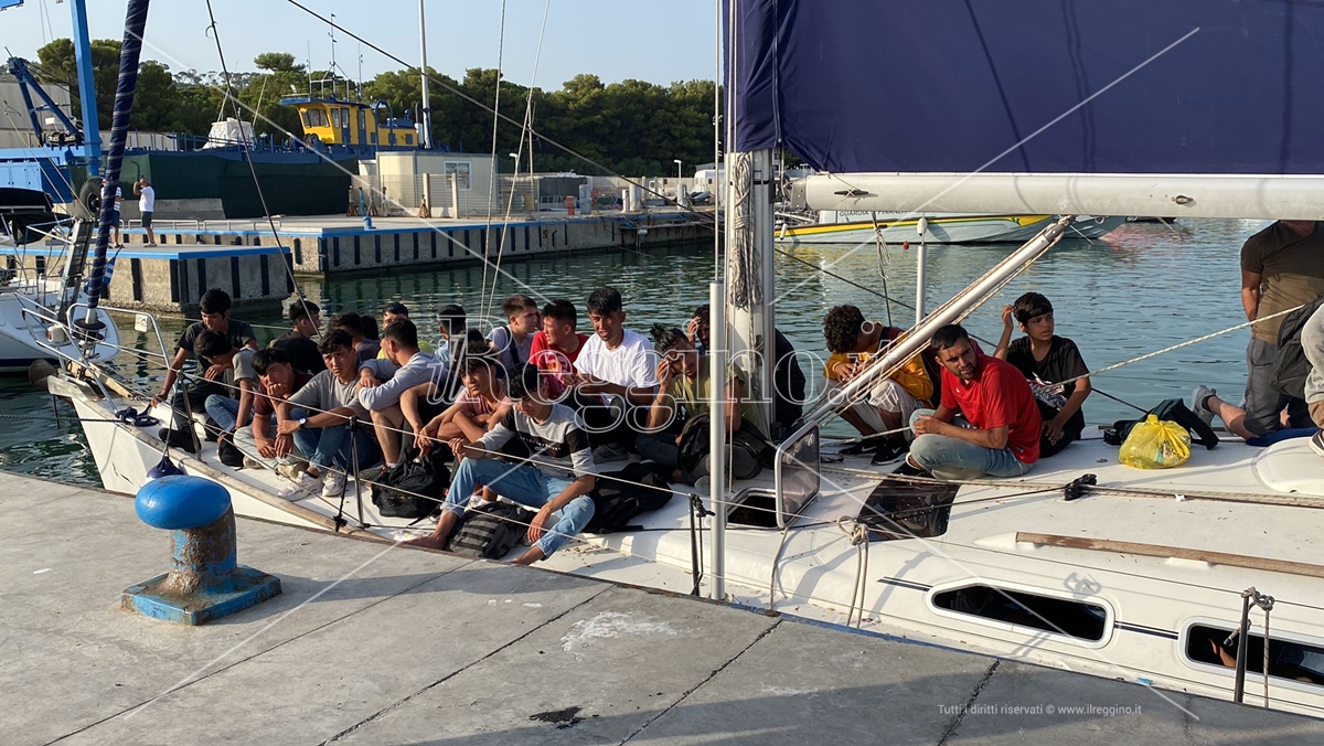 Sbarco a Roccella Jonica, 90 profughi soccorsi dalla Guardia costiera | VIDEO