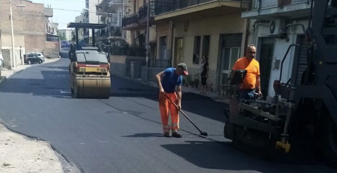 Reggio, nuovo asfalto a Ciccarello: ora tocca a via Aschenez