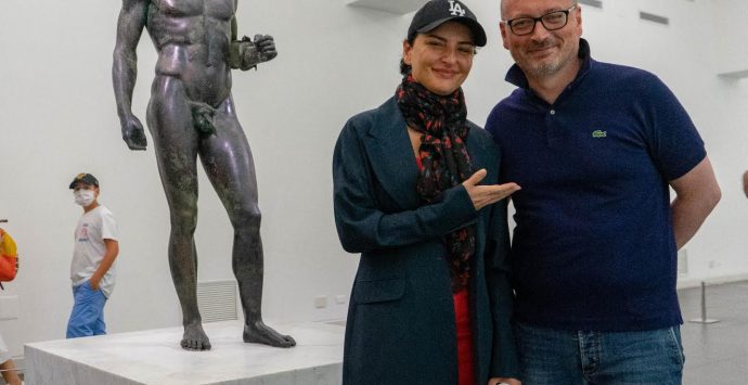 Reggio, i Bronzi di Riace conquistano anche Arisa: la cantante in visita al museo