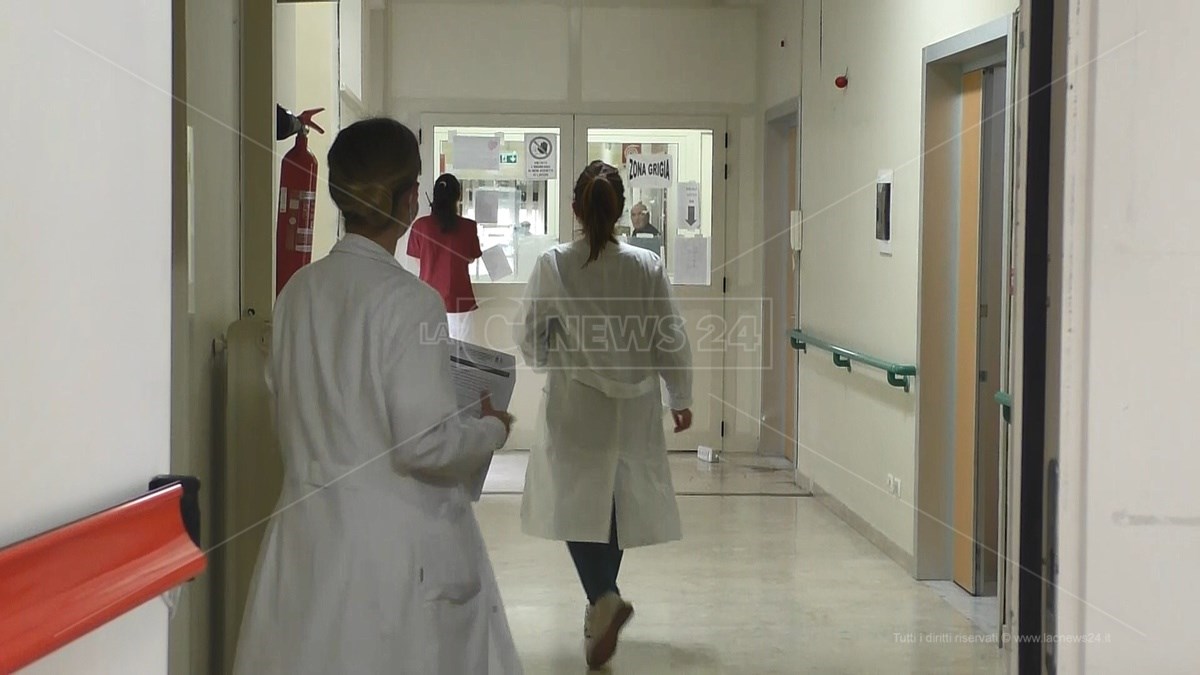 Emergenza sanitaria a Reggio Calabria, Azzarà: «Non mancano medici, ne abbiamo 1.700 per soli 200 posti letto»