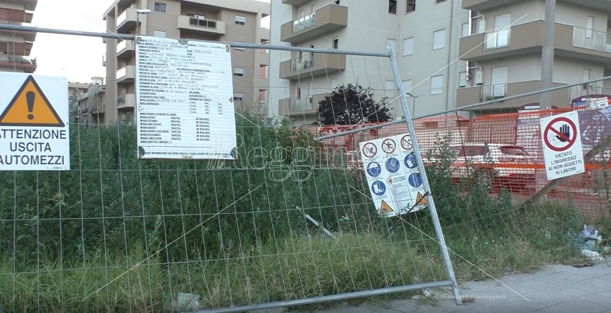 Reggio, la preoccupazione dei cittadini: «Amianto nel cantiere Orti urbani»