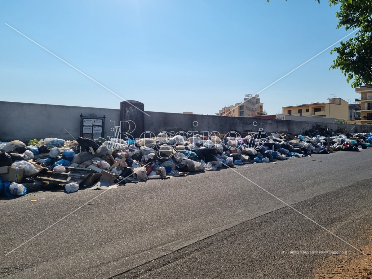 Reggio, rione Ciccarello sommerso dai rifiuti – VIDEO