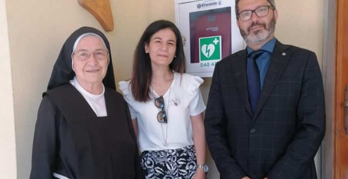 Reggio, il Kiwanis Club Juppiter dona un defibrillatore all’Istituto Caterina Troiani