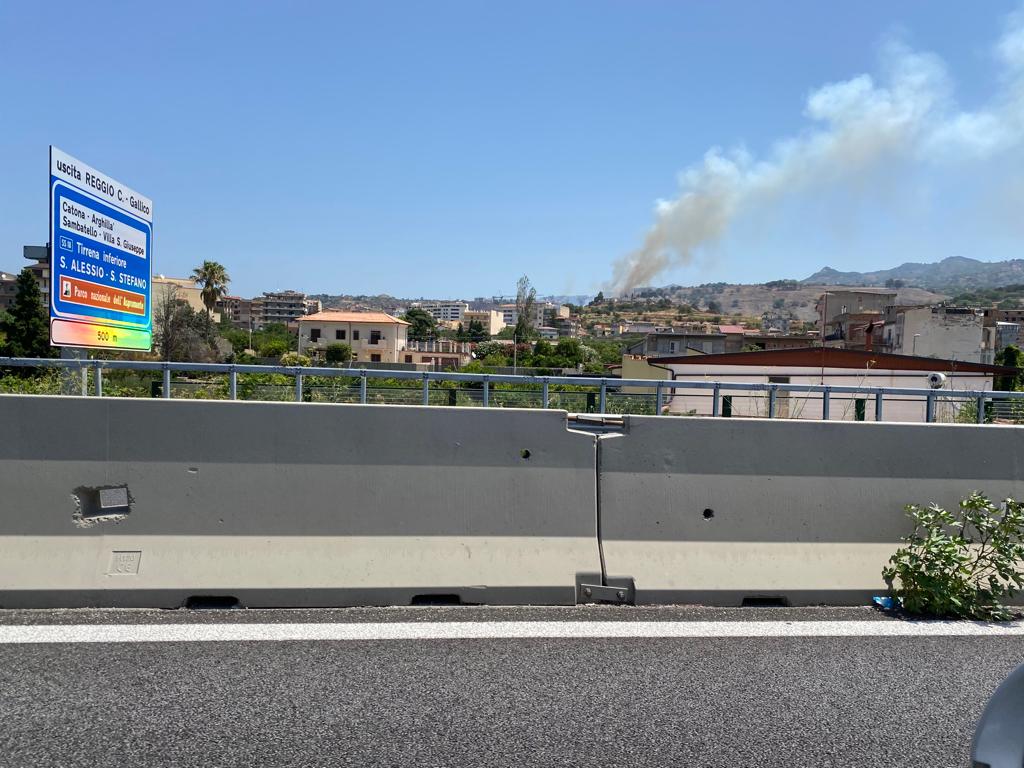 Continuano gli incendi a Reggio, fiamme nella zona nord