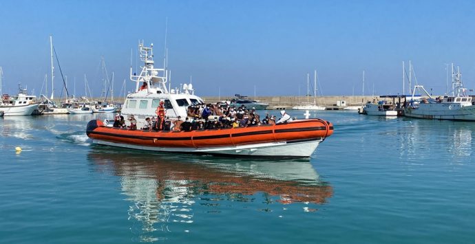 Migranti, arrivati altri 61 al porto di Roccella Jonica