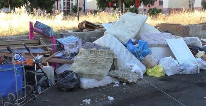 Reggio, aumentano i rifiuti ingombranti a Rione Marconi – VIDEO