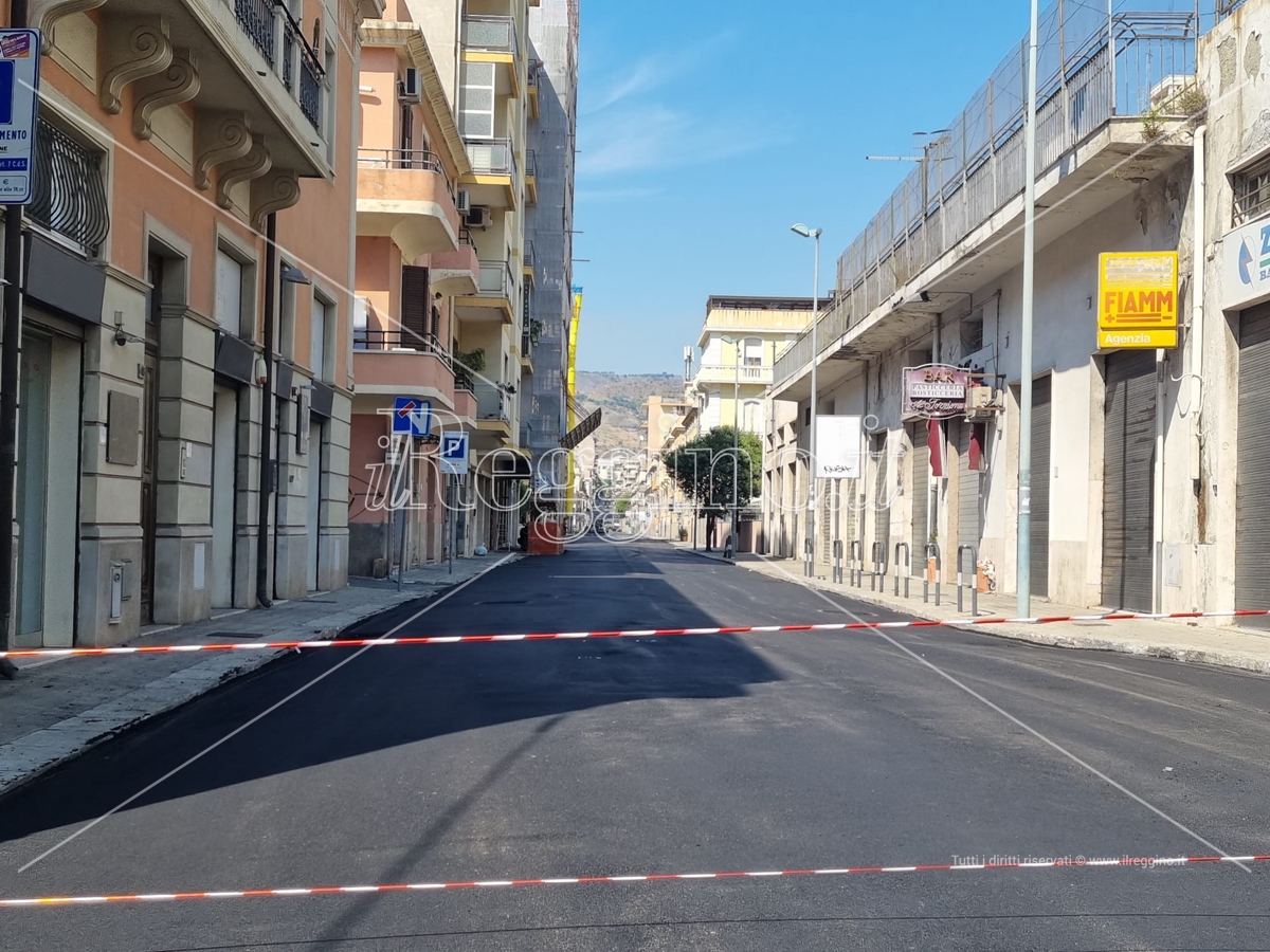 Reggio, si asfalta via Torrione: traffico in tilt