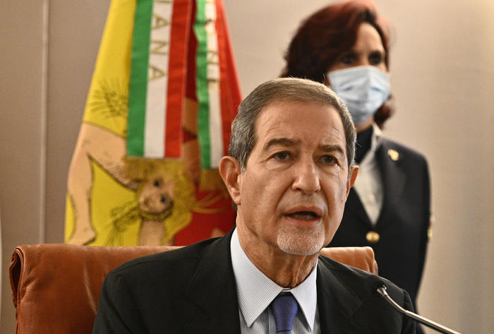 Sicilia, si dimette il governatore Nello Musumeci