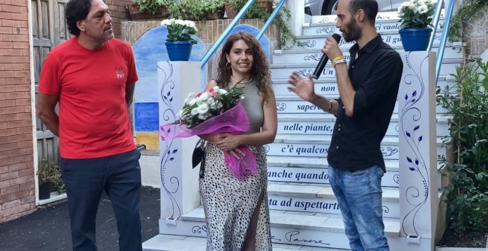 La pop star Alessia Cara in vacanza a Brancaleone: città in festa