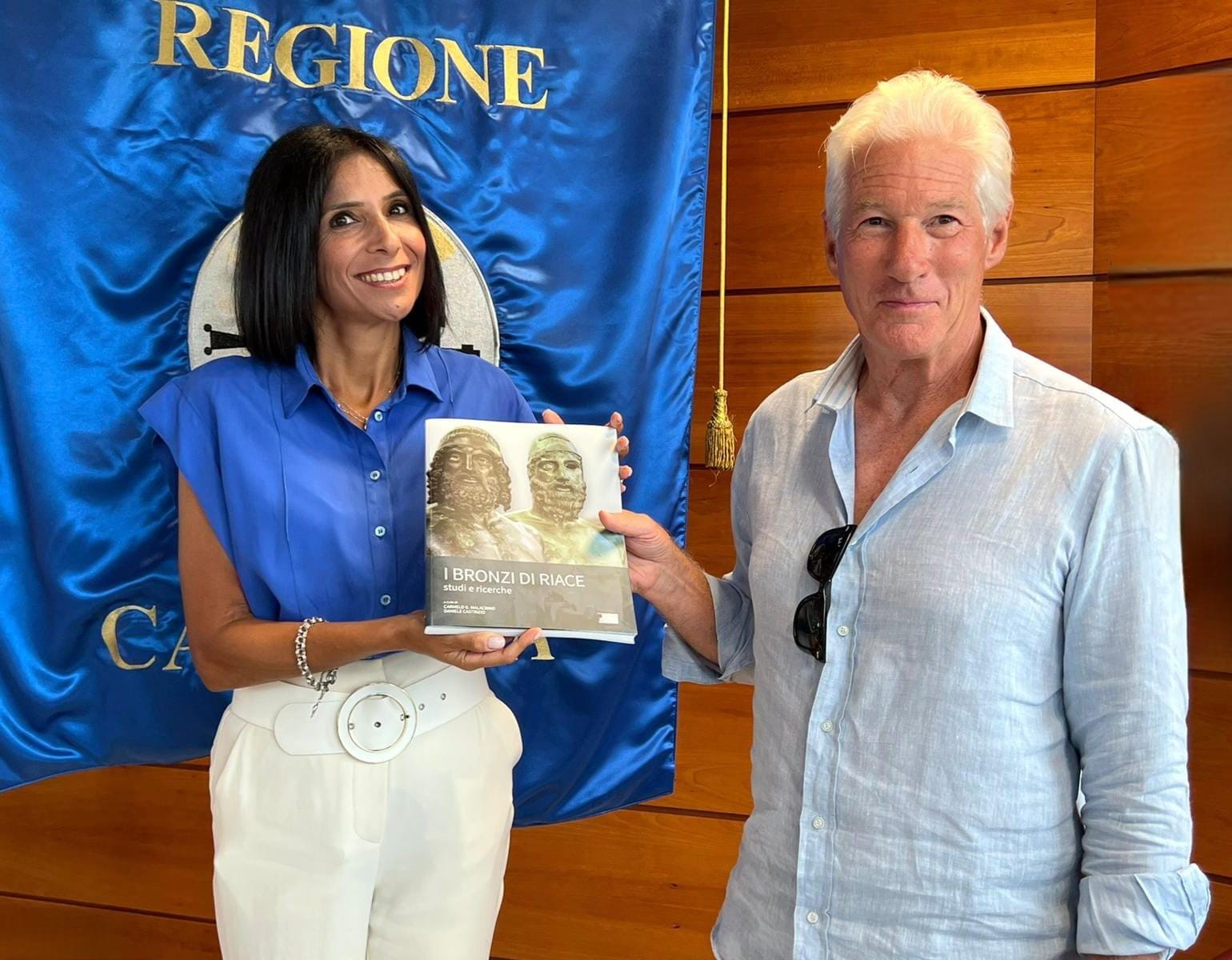 Bronzi di Riace, Princi invita Richard Gere: «Vieni a vederli di persona a Reggio»