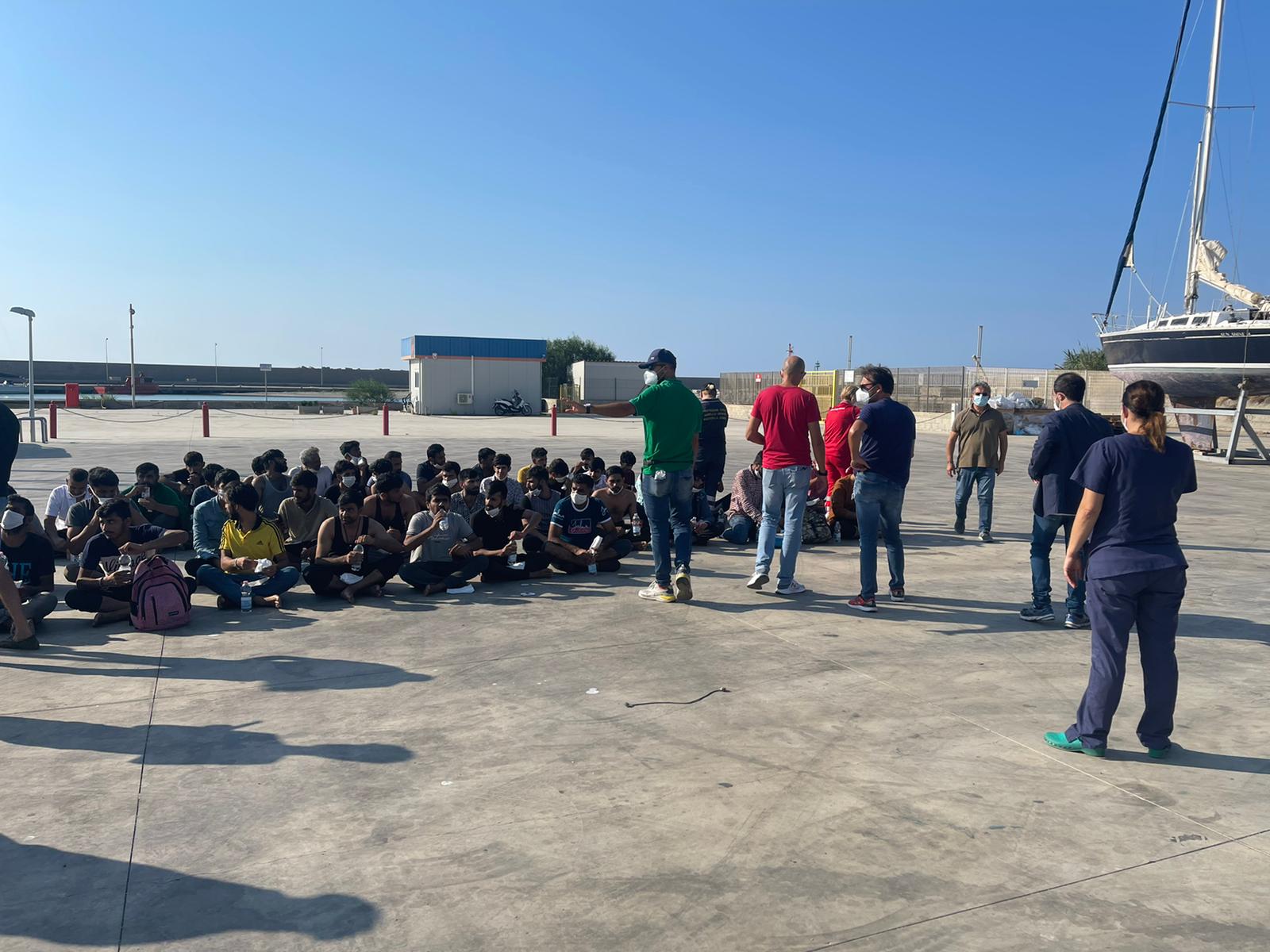 Nuovo sbarco di migranti nella Locride, soccorsi in 60 a largo di Monasterace