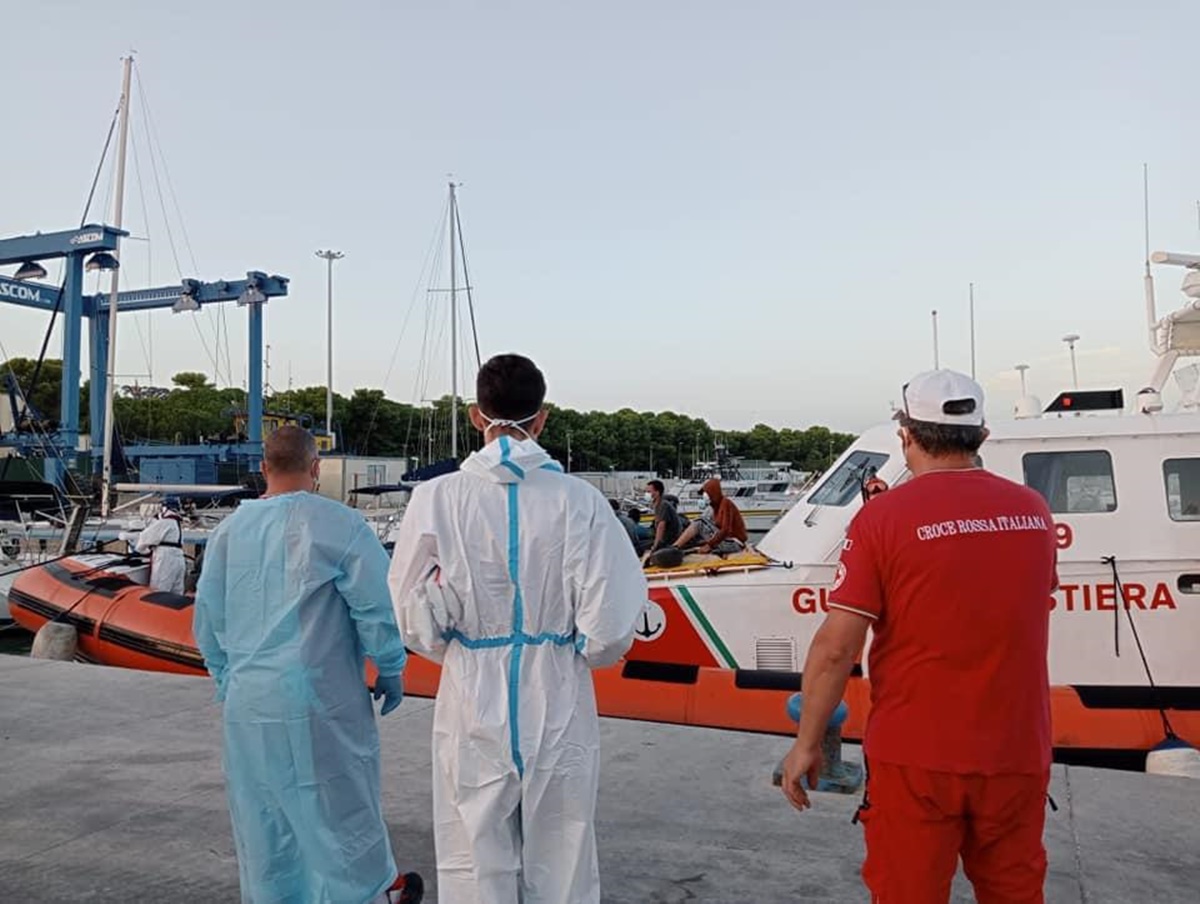 A Roccella gli sbarchi non si fermano, in serata soccorsi altri 80 migranti: a bordo anche un deceduto