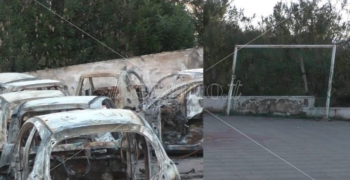Reggio, ad Arghillà largo Verardi diventa deposito di carcasse di auto rubate – VIDEO