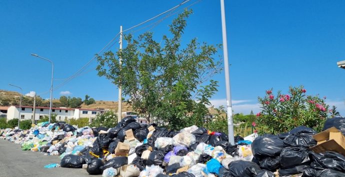 A Marina di San Lorenzo cumuli di rifiuti per strada – FOTO