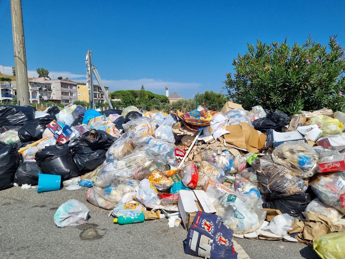 A Marina di San Lorenzo cumuli di rifiuti per strada – FOTO