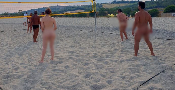 Stignano, inaugurata la spiaggia per nudisti: ecco tutte le foto