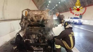 Bagnara, auto in fiamme sulla A2: tanta paura ma nessun ferito