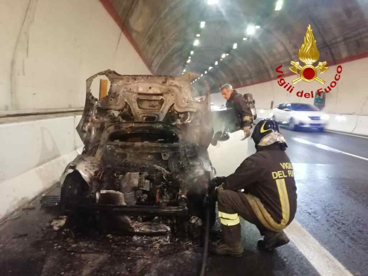Bagnara, auto in fiamme sulla A2: tanta paura ma nessun ferito