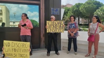Discarica La Zingara, protesta fuori dal Consiglio regionale: «Così ci avvelenano»