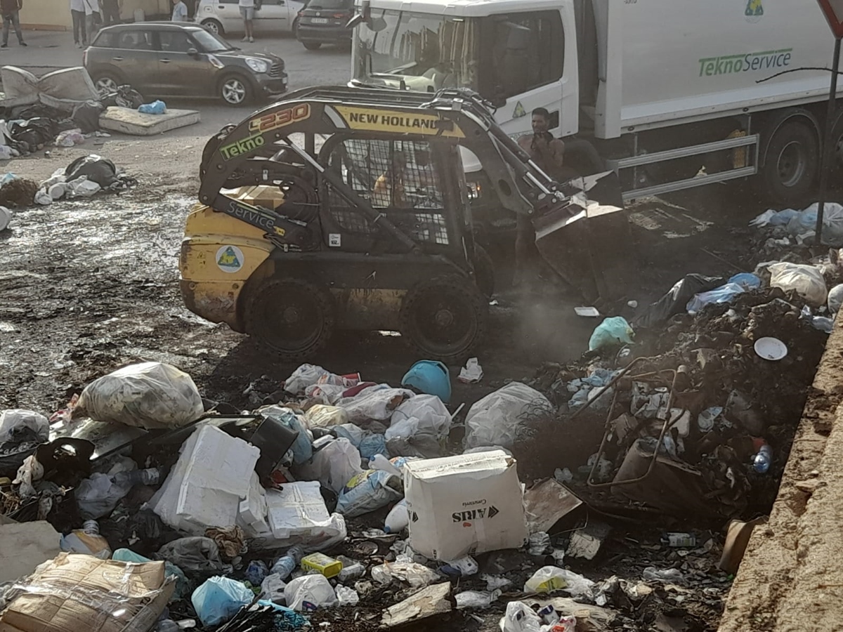Arghillà, via alla bonifica: ruspe in azione per rimuovere montagne di rifiuti – FOTO