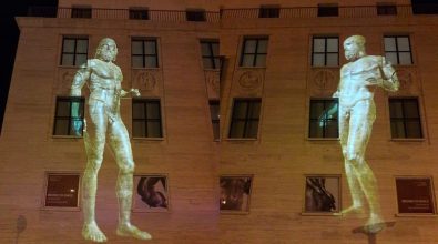 “I Bronzi all’imbrunire”,  proiezioni luminose su palazzo Piacentini e piazza Indipendenza