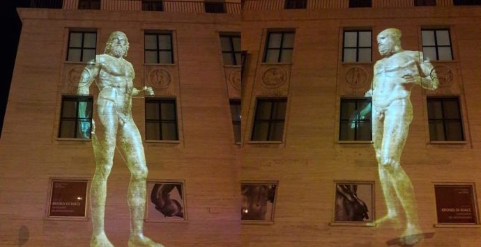“I Bronzi all’imbrunire”, proiezioni luminose su palazzo Piacentini e piazza Indipendenza