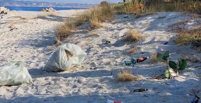 Reggio, rifiuti abbandonati in spiaggia dopo la notte di San Lorenzo | GALLERY