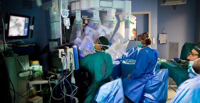 Emergenza Gom di Reggio: tre medici in chirurgia toracica, sale operatorie chiuse
