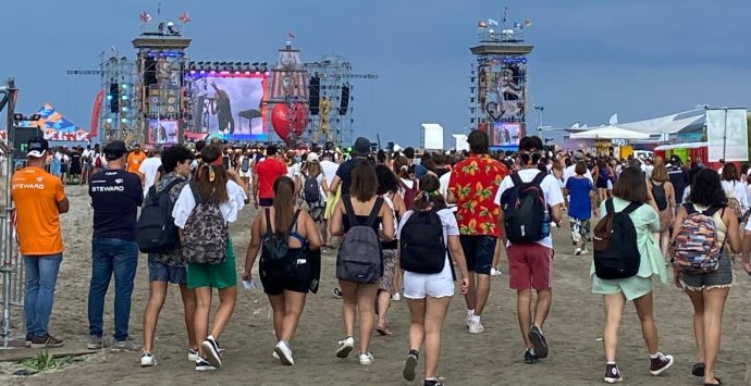 Jova beach party a Roccella, la Woodstock del divertimento è partita – VIDEO