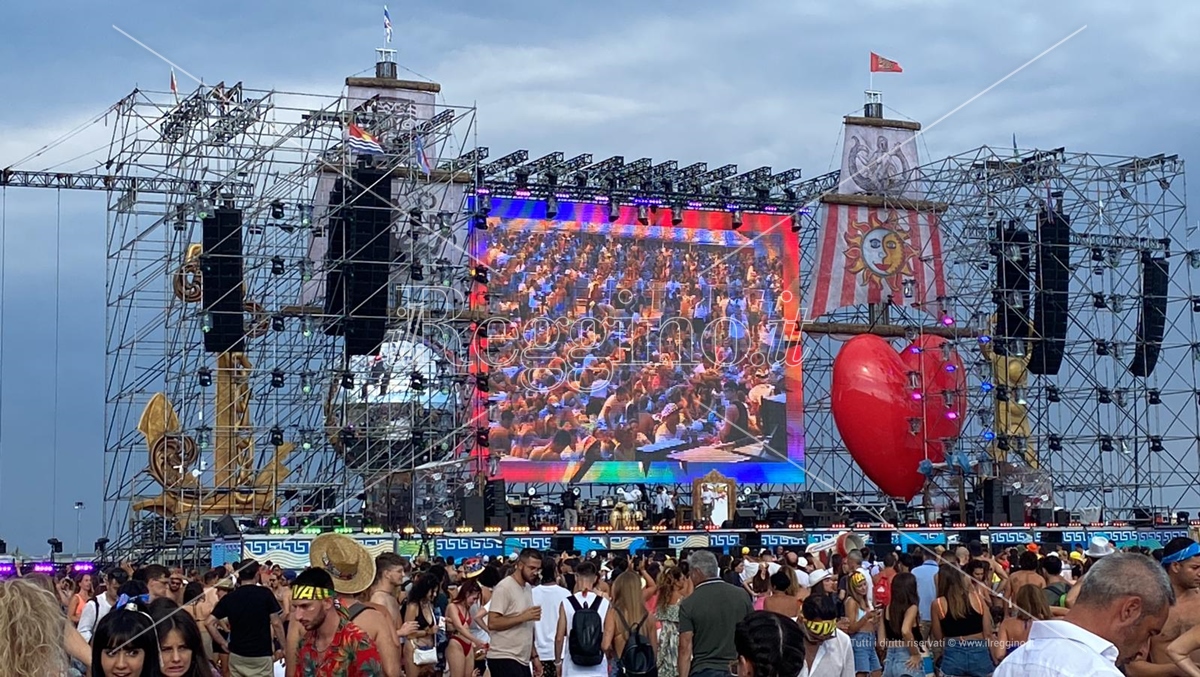 Jova beach party a Roccella, la Woodstock del divertimento è partita – VIDEO