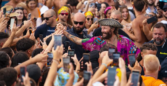 “Jova beach party” a Roccella, in 30mila acclamano Lorenzo sul palco con Morandi – FOTO E VIDEO